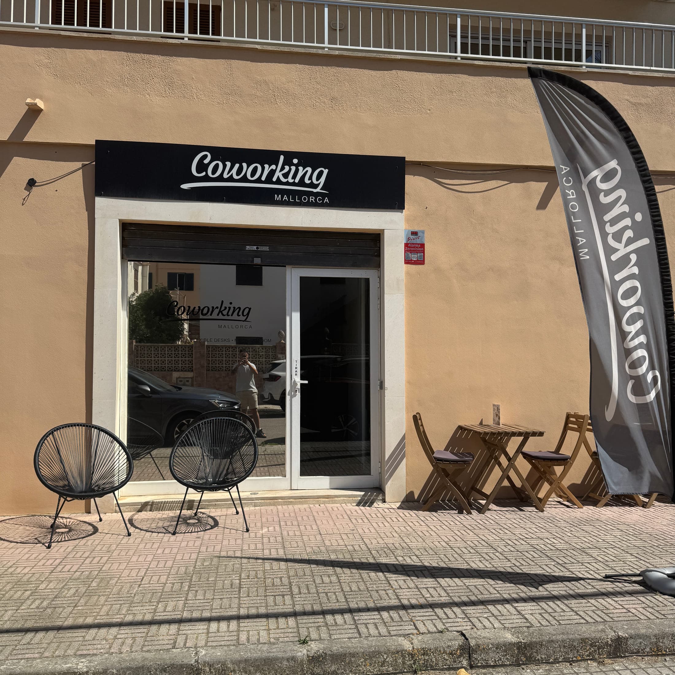 Außenansicht von Coworking Mallorca an der Playa de Palma mit Sitzgelegenheiten vor dem Eingang